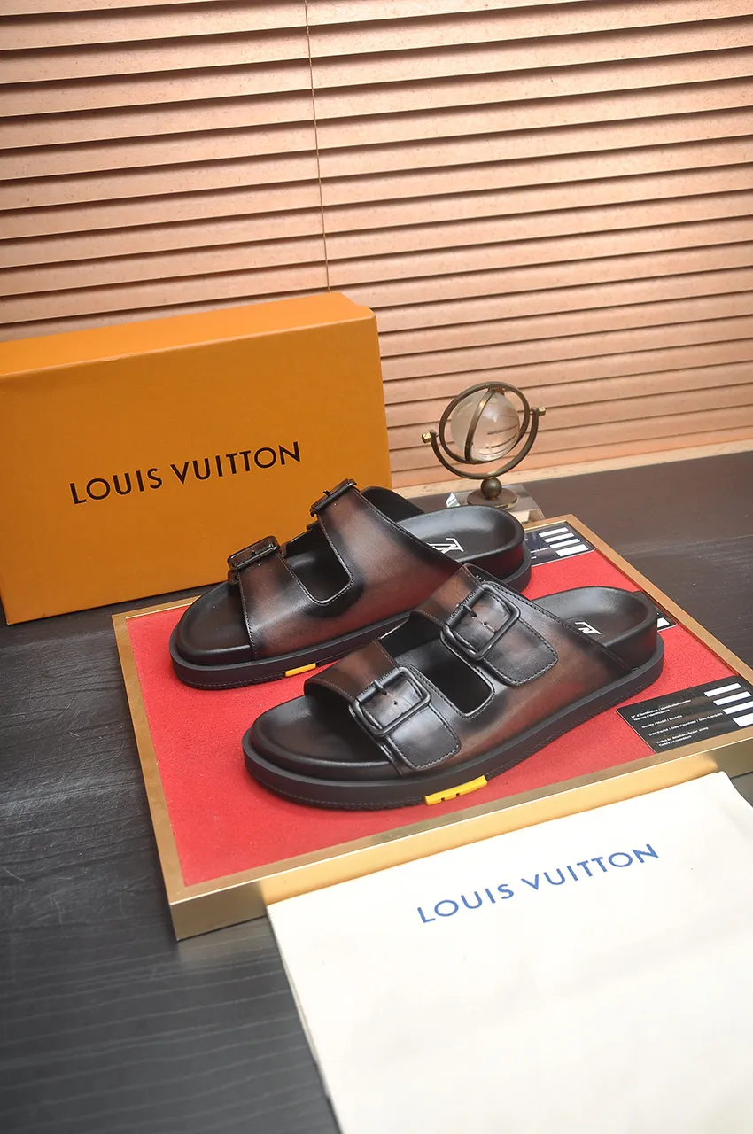 Men's shoes 💰400💶 [Louis Vuitton LV slippers] (high-end cowhide) counter 1:1 fashion style, a must-have for summer! The designer used LV’s iconic outsole. The original simple slippers instantly become fashionable! The upper is made of flexible special cowhide leather straps alternately, and the workmanship is exquisite! A must-have for stylish men in summer, size 38-45 (45 customized)